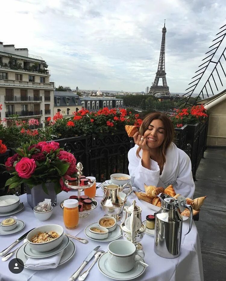 Жизнь французов. Негин Мирсалехи Париж. Кафе с видом на Эйфелеву башню. Завтрак в Париже. Завтрак с цветами.