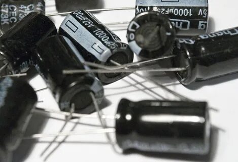Конденсатор присоединенный к батарее
