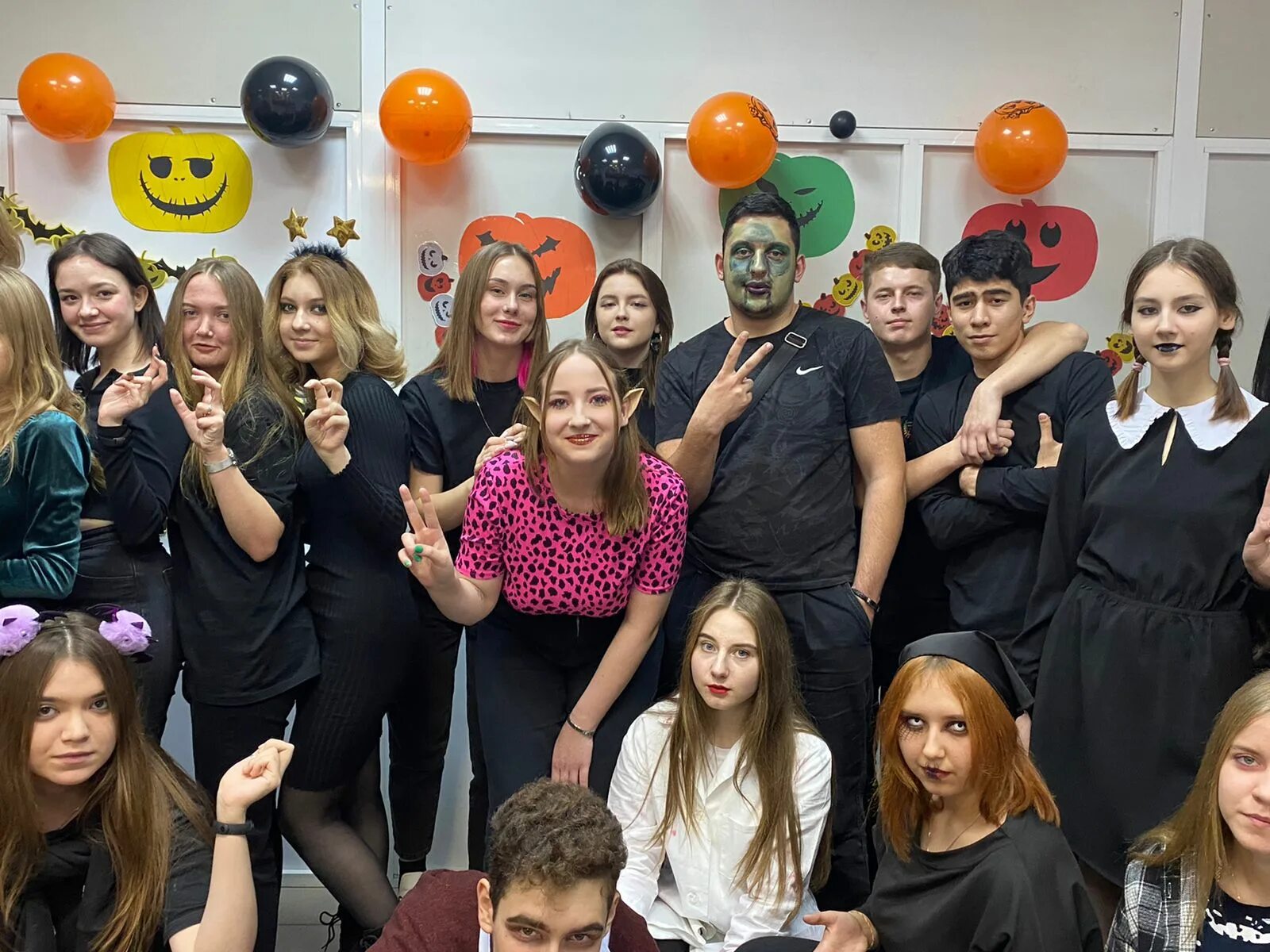 Хэллоуин студенты. Что одевают британцы на хэллоуин. Halloween explosion. Конкурсы для хэллоуина для детей. Тематическая вечеринка хэллоуин.