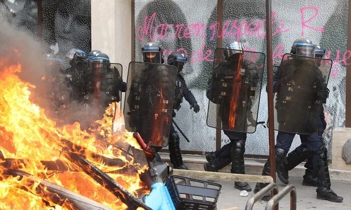 Поднять восстание. Франция новости. Подростки подняли бунт из-за антисанитарии в школах Франции.