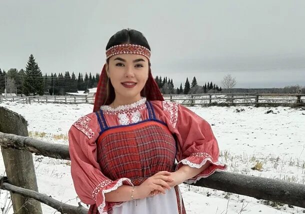 Девица места. Девица места. Девушка в фиолетовом. Девица места. Девушка в народном костюме.