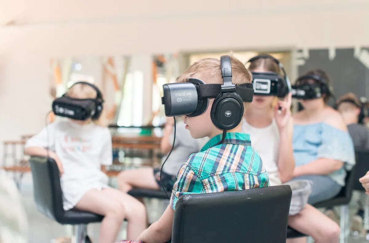 Vr очки экскурсия. Визуальная реальность. Виртуальная реальность экскурсии. Виртуальная реальность путешествия. Экскурсия с vr очками.