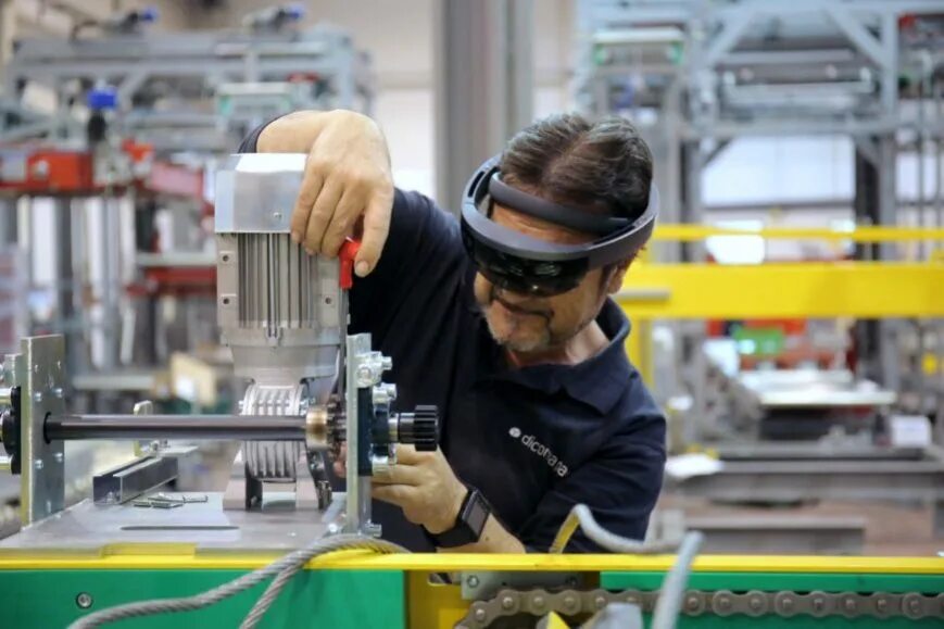 XR in Manufacturing. Mixed reality in industry. Tech inside. HOLOLENS Construction.