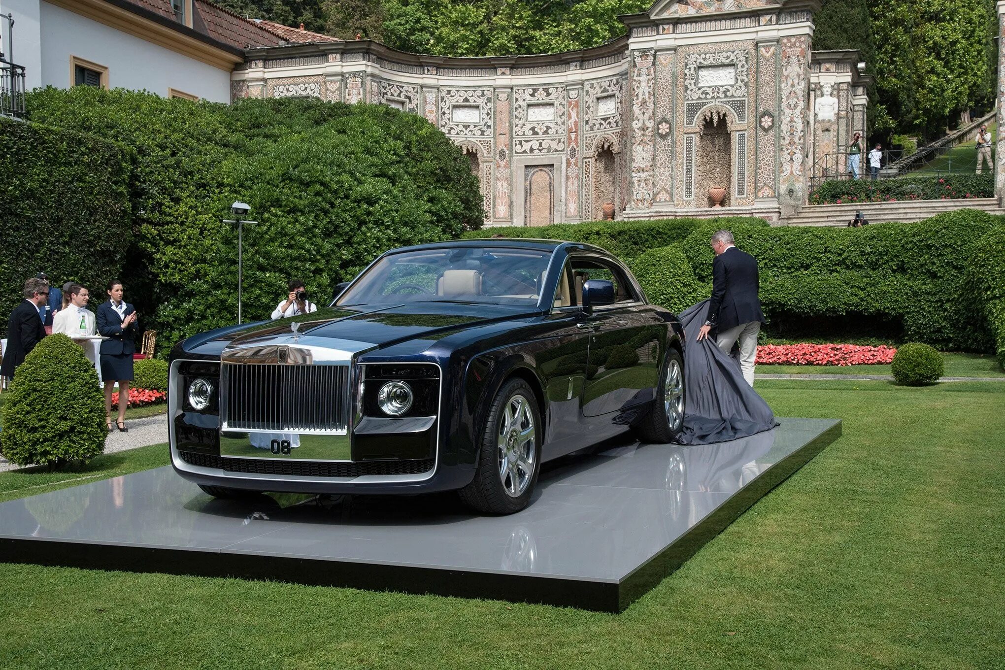 Звезды дороже чем ролс ройс. Роллс Ройс Sweptail 2021. Rolls Royce Phantom Coupe 2021. Самая дорогая машина Роллс Ройс. Rolls Royce Sweptail 2022.