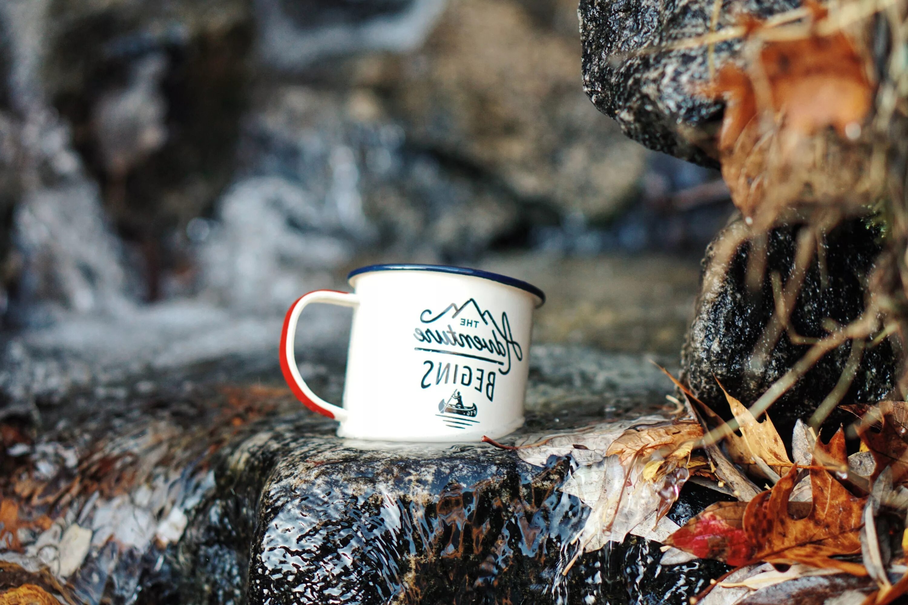 На столе стоят 20 кружек с кофе. Чашка кофе. Кружка чая на природе. Кружка чая в горах. Кружка чая на фоне природы.