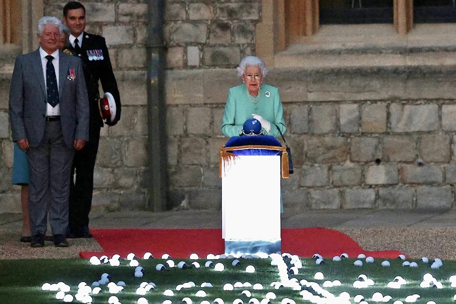 Ютуб королёва зажгла. Королева зажигает. Елизавета вторая и маяк. Королева пьяная. Смак наталья королева.