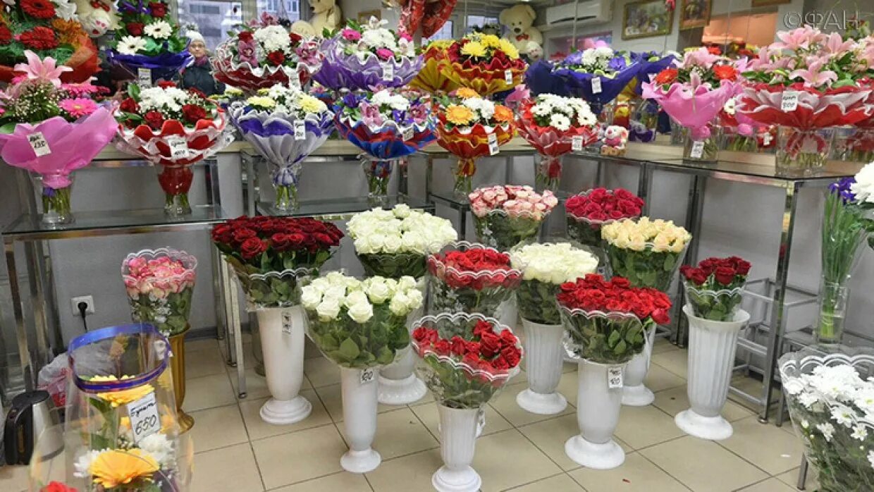 Букеты цена спб. Цветы в магазинах на восьмое. Цветочки в марте в магазине. Букет цветов в магазине фото.