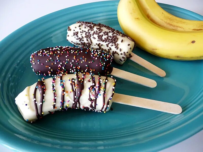 Рецепт домашнего эскимо на палочке. Десерт банан с шоколадом. Бананы в шоколаде на шпажках. Ьаьаны в шоколаде. Бананы в шоколаде на палочке.