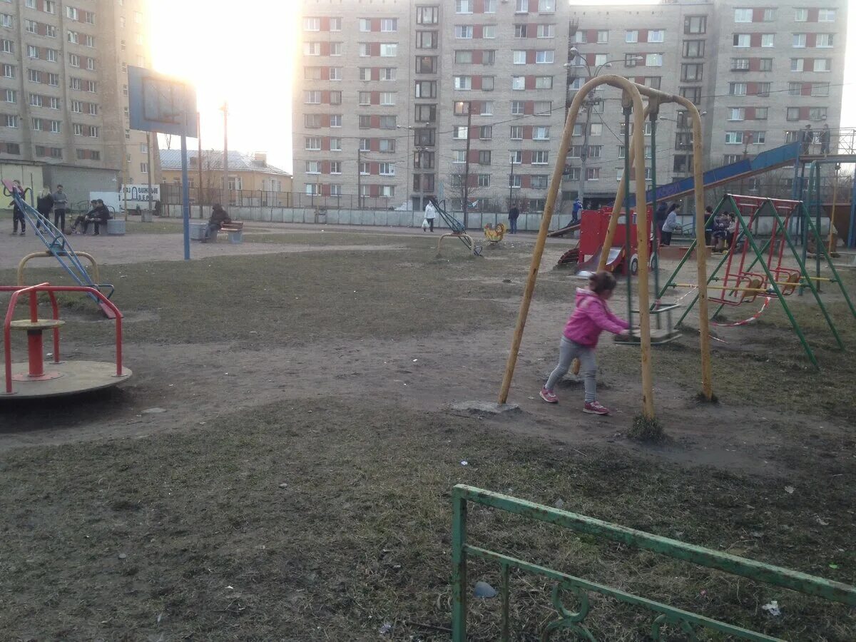 Развлечения для женщин. Можно ли гулять с ребенком при температуре 37. Можно ли с температурой выходить на улицу ребенку. Можно ли выходить на улицу в школе. Дети на субботнике.