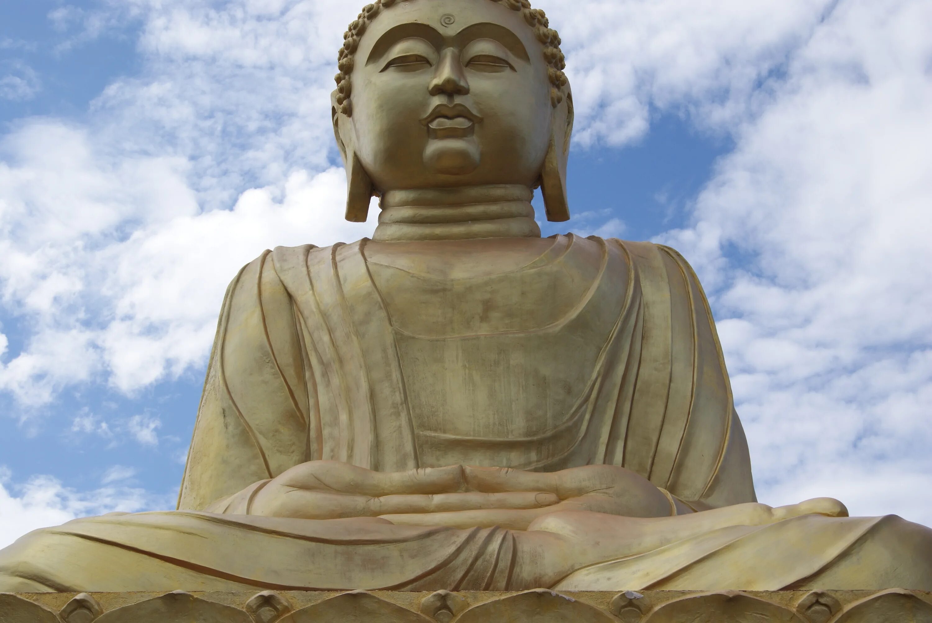 Тхеравада-хинаяна. Золотой Будда. Буддизм Будда. Будда Лотос.