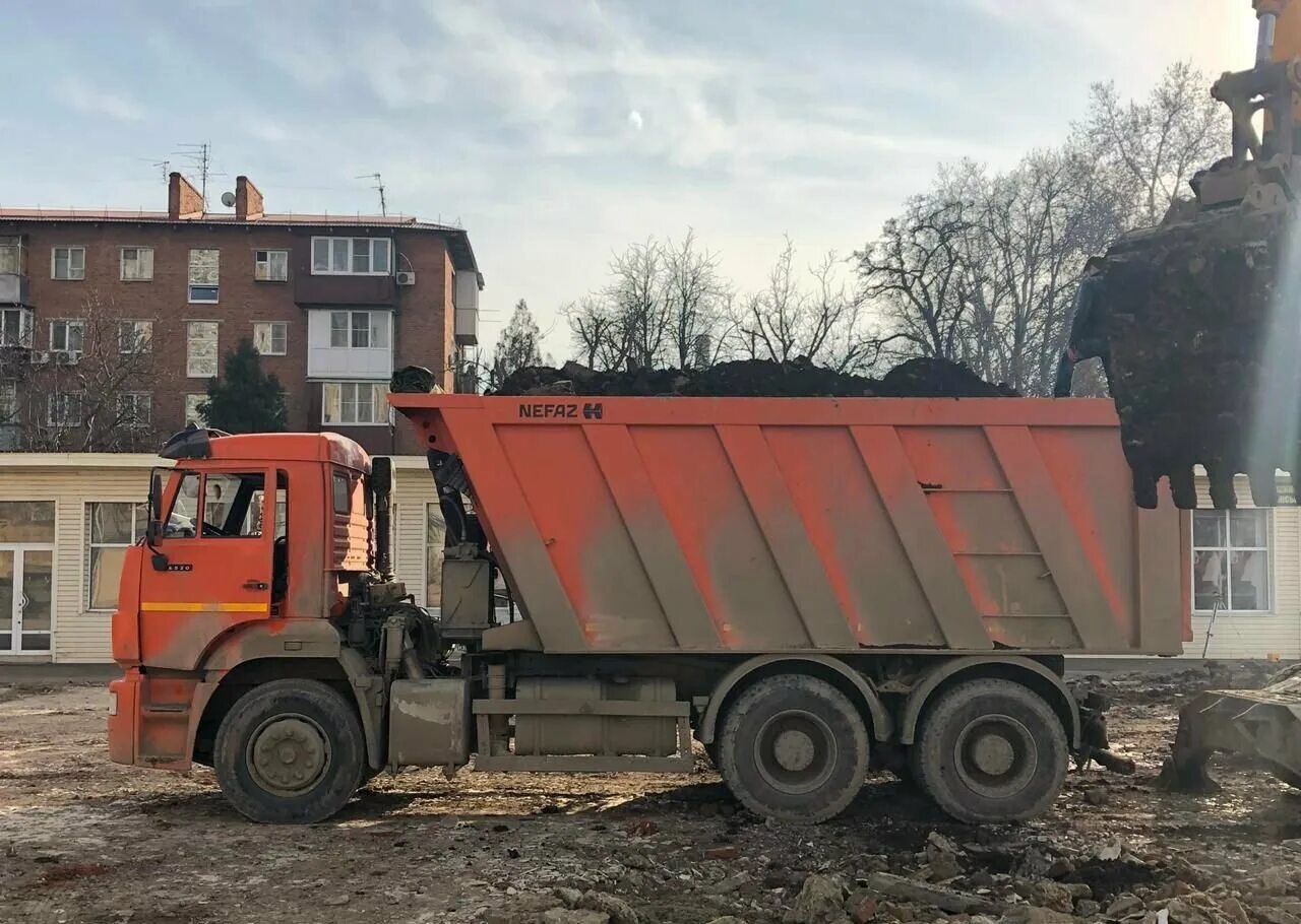 котлованный грунт самосвал. погрузка грунта. вывоз грунта. вывоз грунта. строительный самосвал.