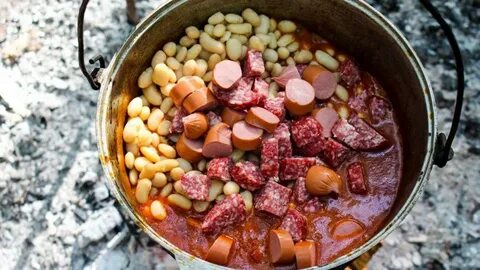 Картошка с тушенкой в казане на костре