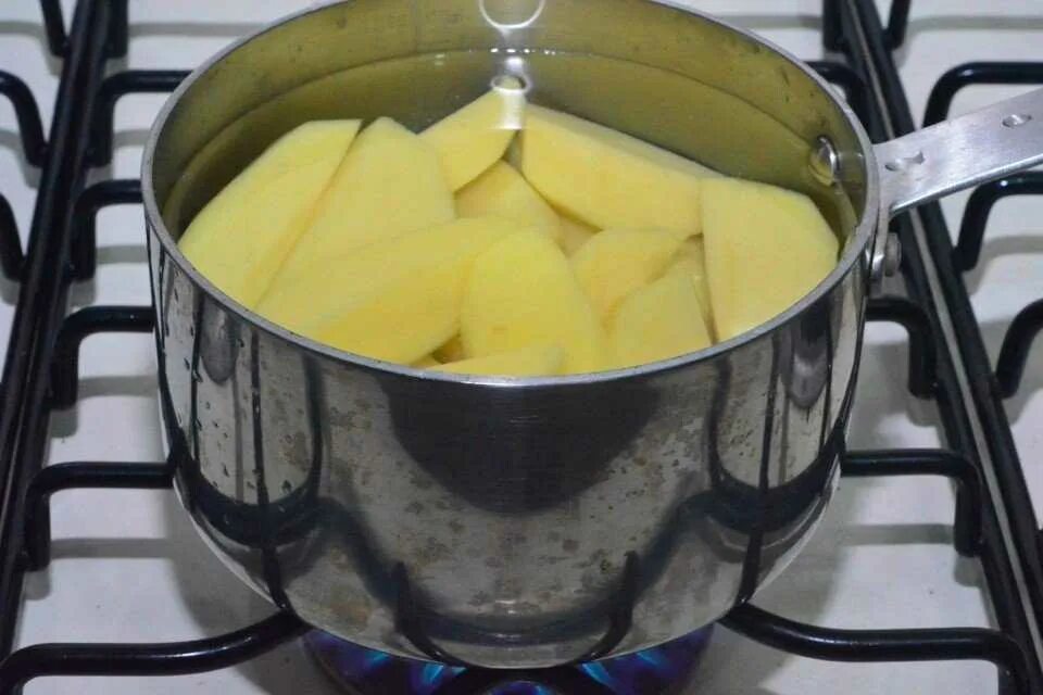 Варка картофеля для пюре. Кастрюля для варки пюре. картошка в кастрюле с водой. картофель пюре в кастрюле. варка картофеля в кастрюле.