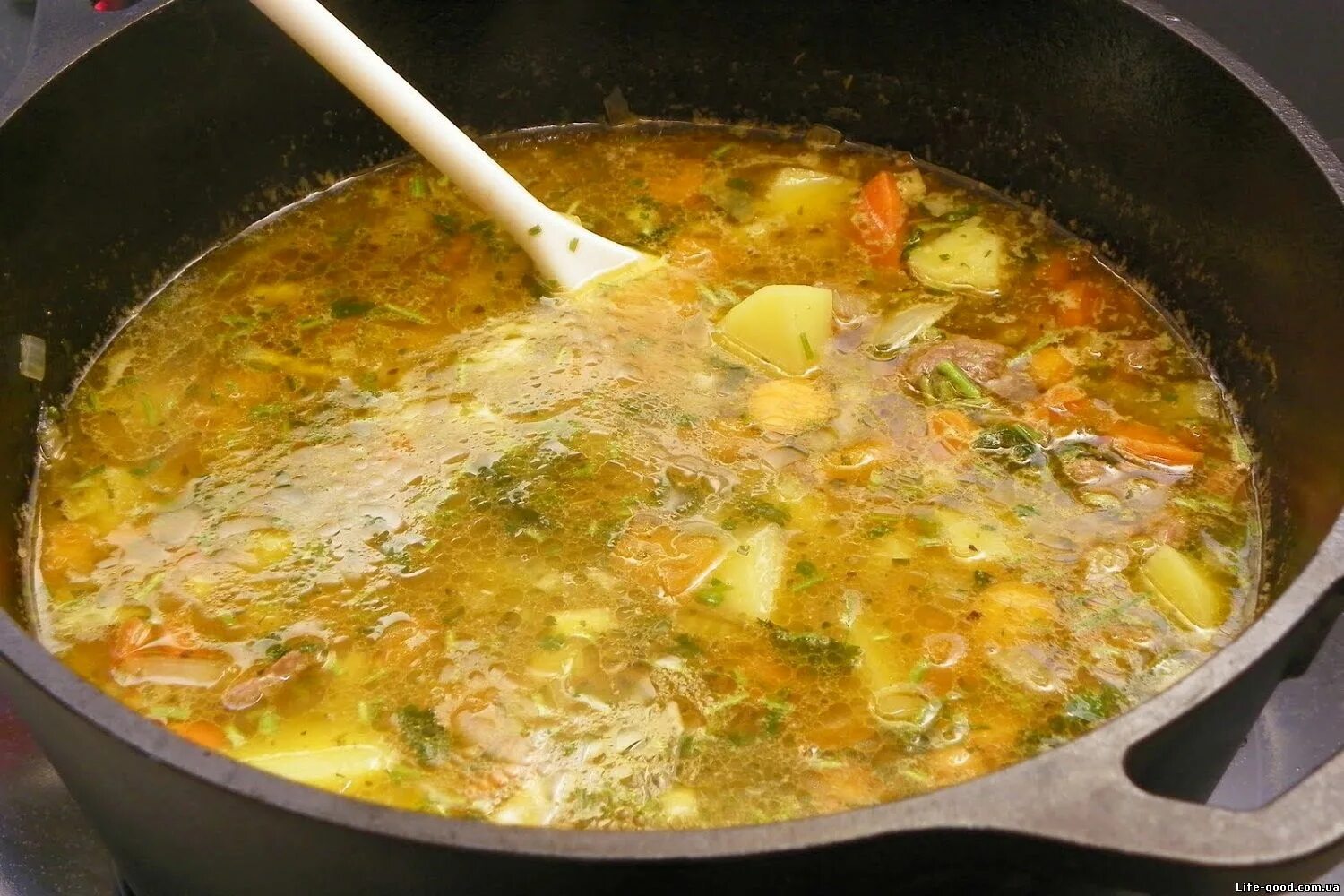 Как варить суп с мясом свинины. Суп со свининой и картошкой. картофельный суп со свининой. вкусный суп на свином бульоне. картофельный суп с мясом свинины.