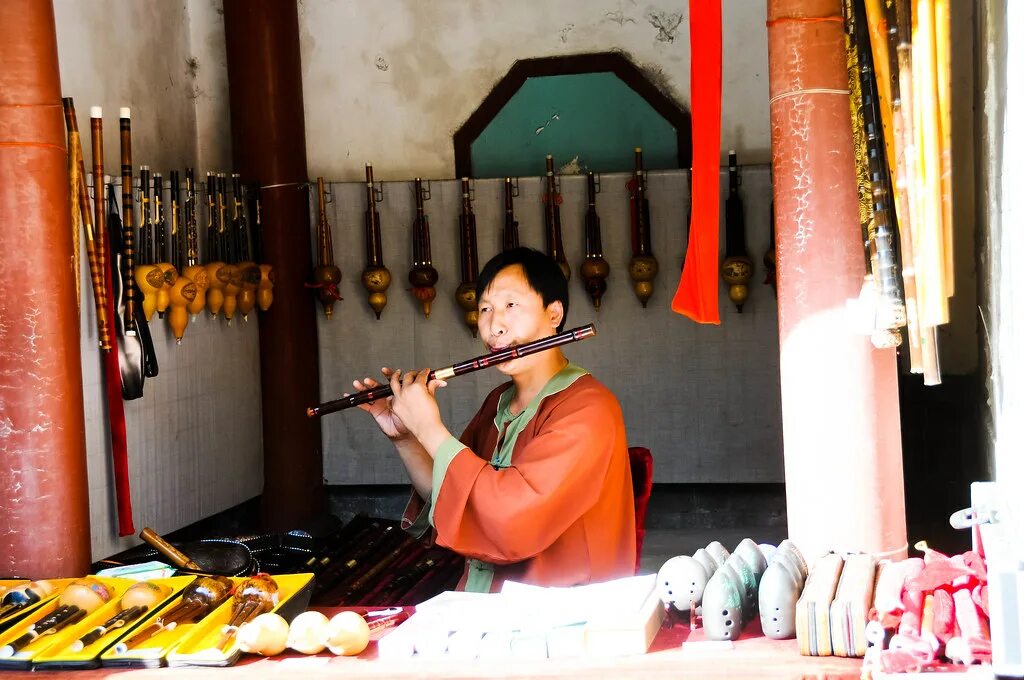 Музыка тибетской флейты. Флейта ди Цзы. Китайская флейта ди. Дицзы музыкальный инструмент. Китайская флейта Дицзы.