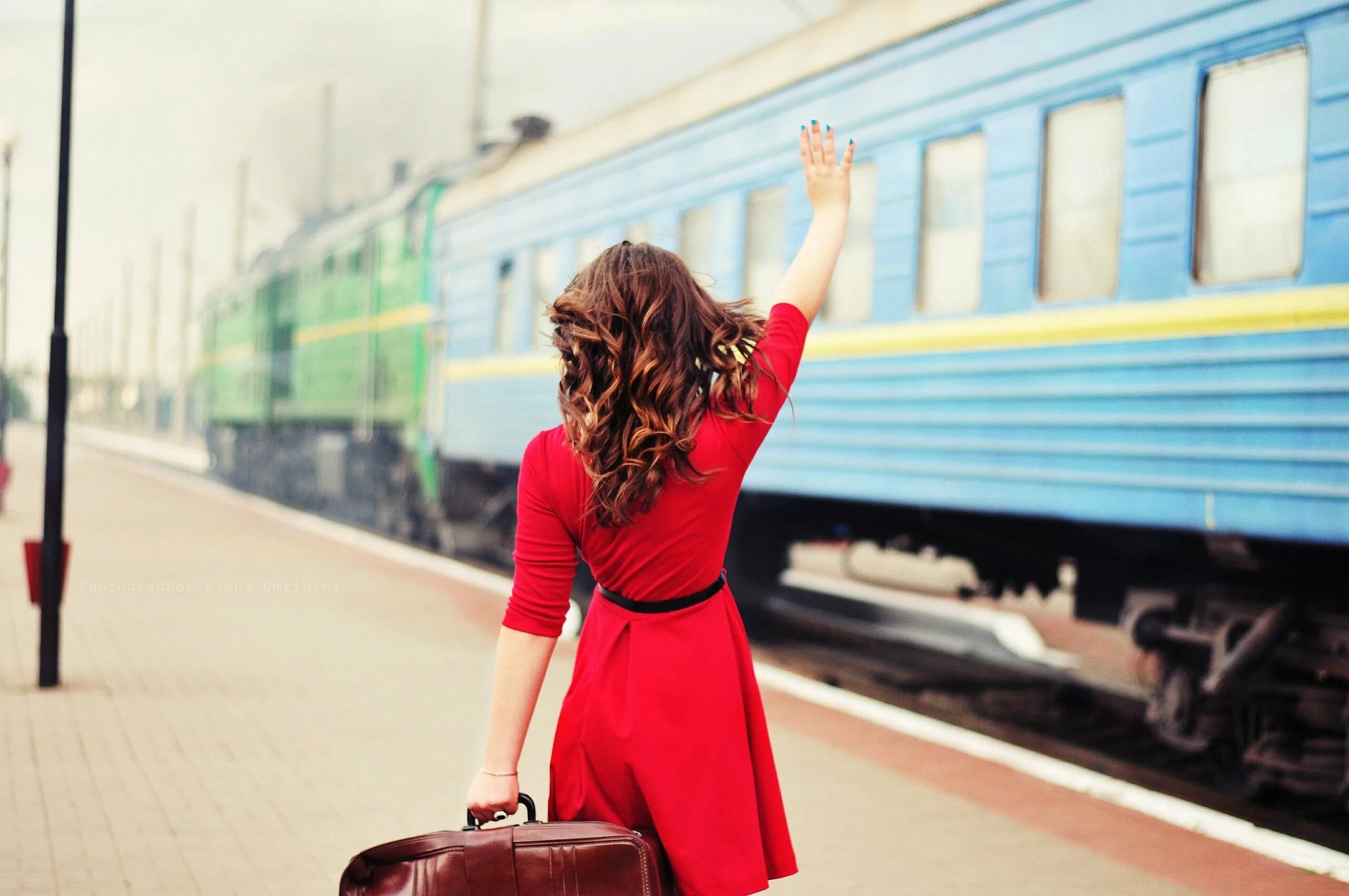 Приниматься приехать. Девушка на вокзале с чемоданом. Девушка с чемоданом у поезда. Девушка уезжает. Люди прощаются на вокзале.