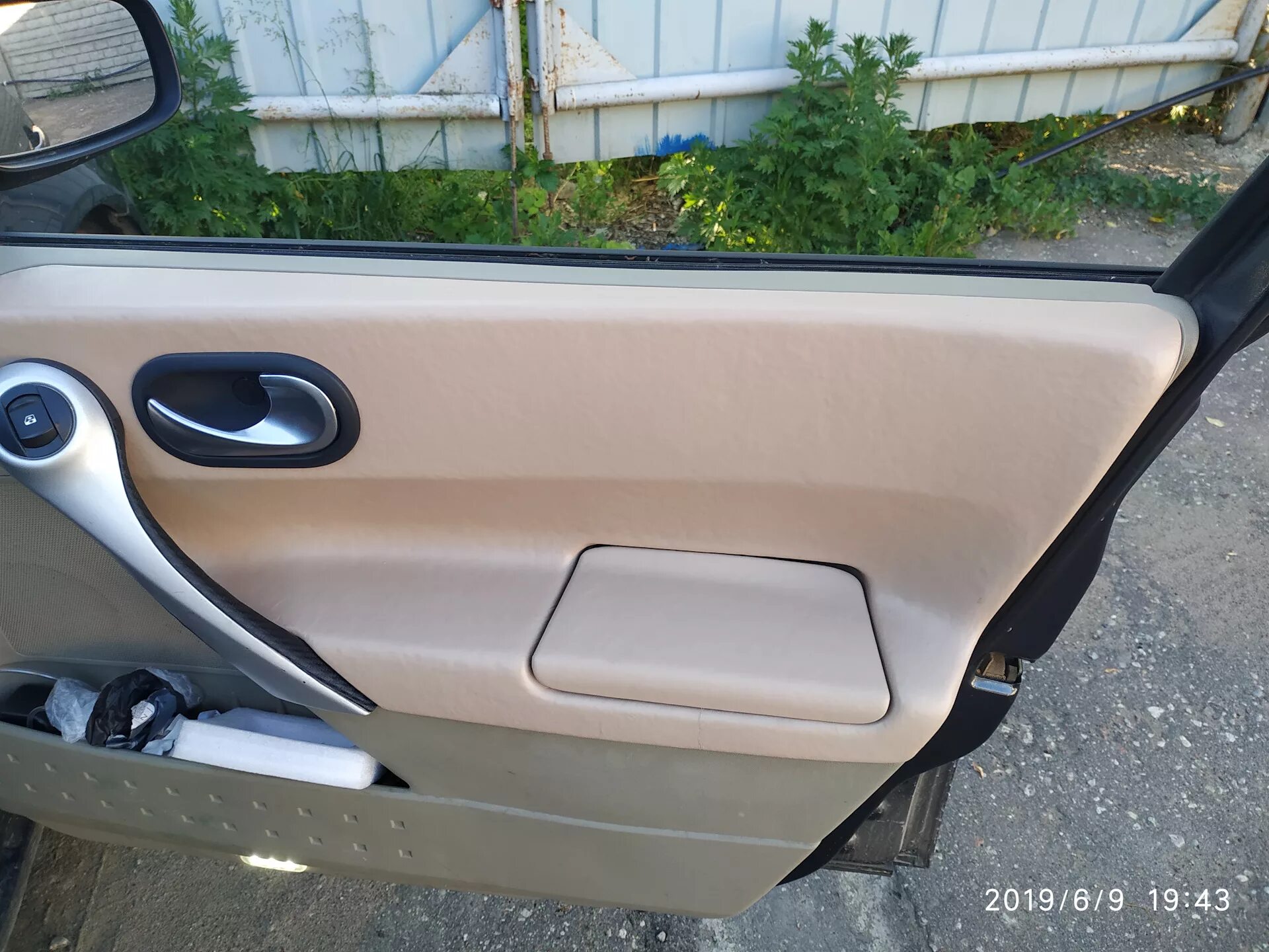 Перетяжка пластика рено меган 2. Дверные карты в кожу меган 2. Renault megane 2 дверные карты. Перетяжка карт рено меган 2. Карты дверей рено меган 2.