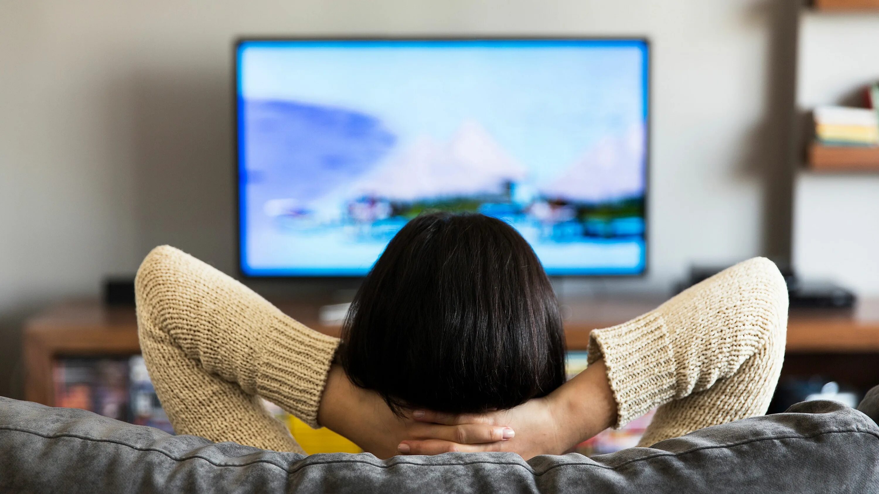 She s watching tv. Перед телевизором. Человек телевизор. Девушка перед телевизором. Сидит перед телевизором.