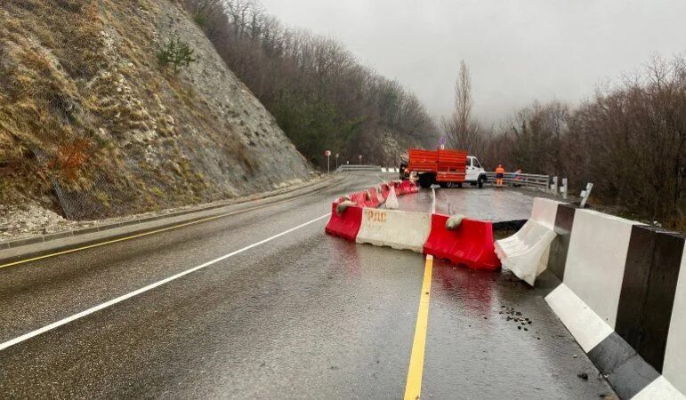 Трасса Джубга Сочи оползень. Трасса Сочи Джубга 2030. Обрушилась дорога Джубга Сочи.