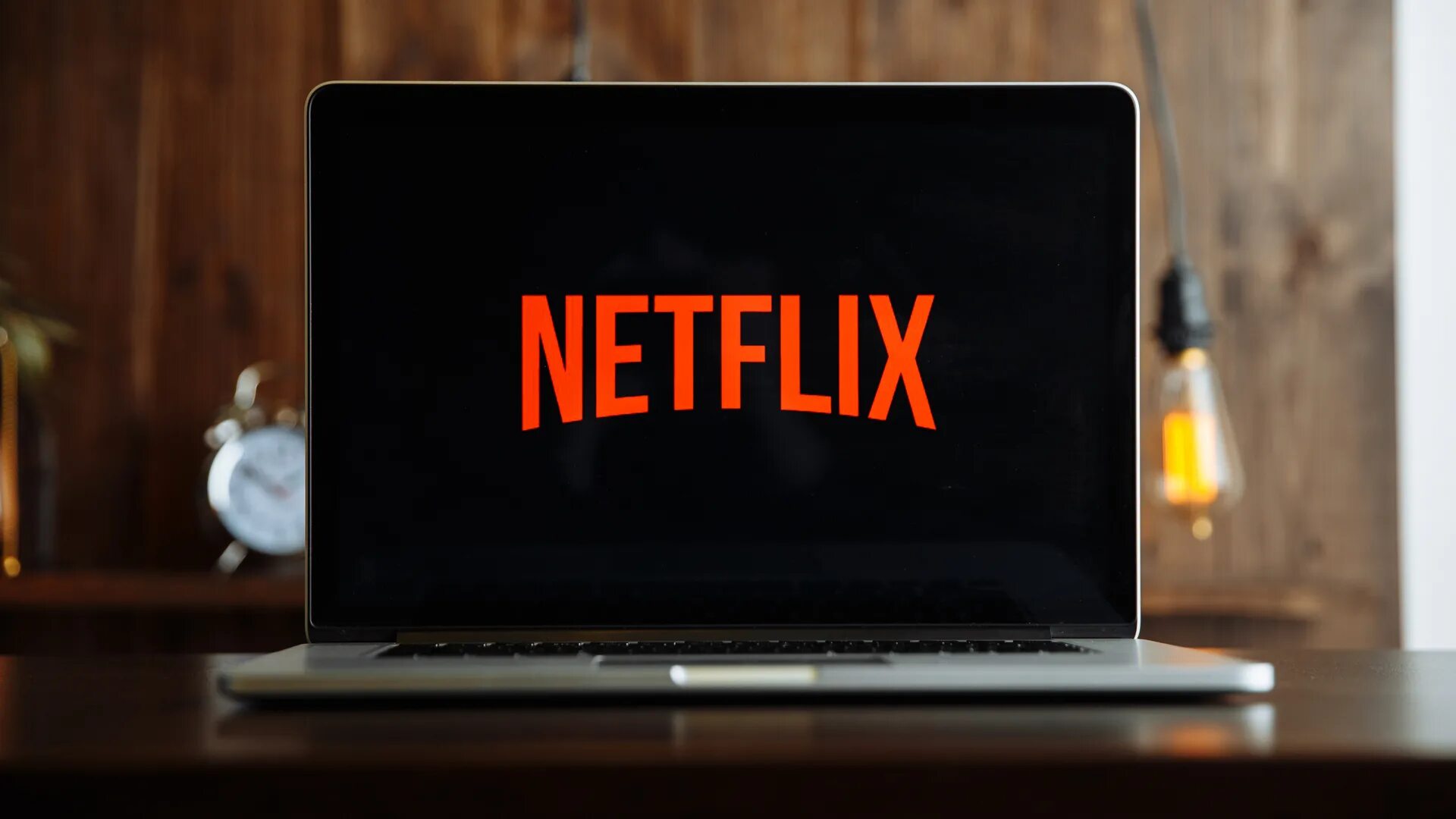 Антрацит нетфликс. Netflix на ноутбуке. netflix фото. нетфликс на компьютере. заставка на рабочий стол нетфликс.