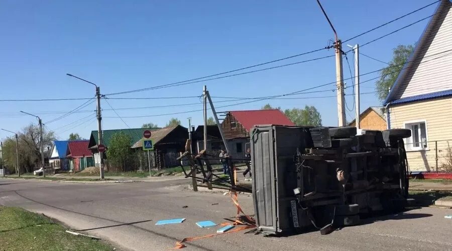 Сейчас потерпи. Авария в Бийске ул Иркутская и пер складской. Авария в Бийске с жилым домом.