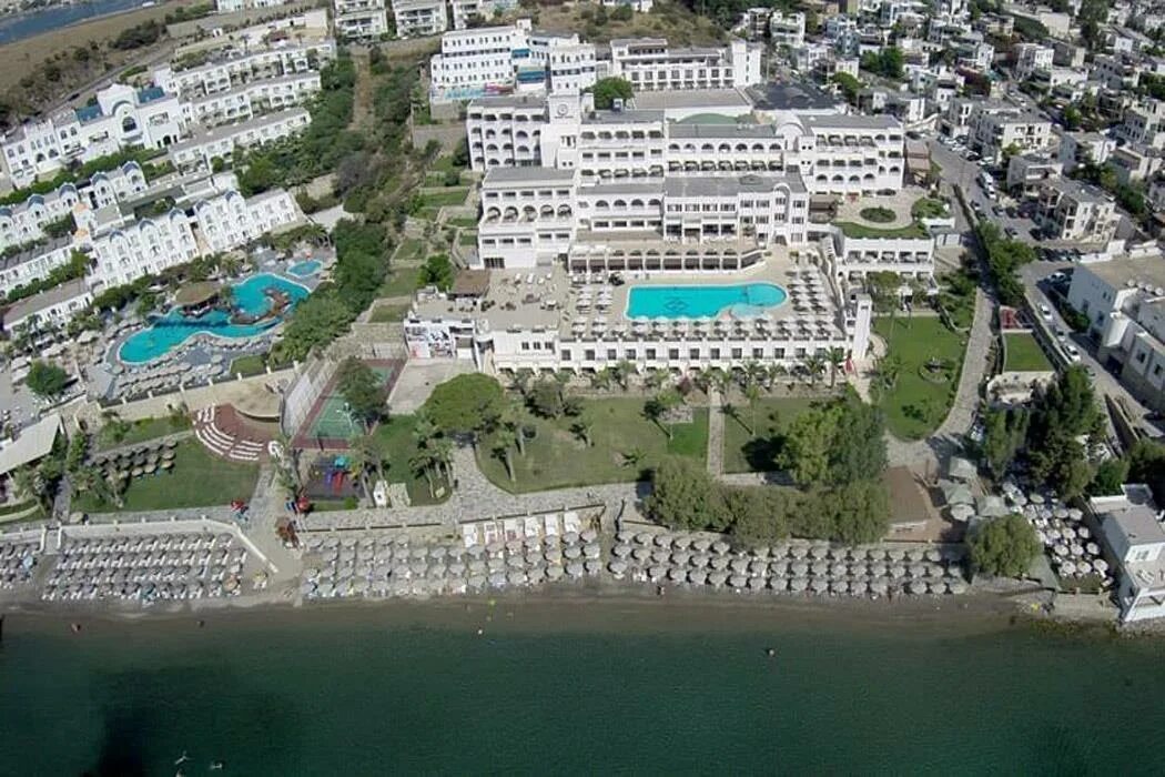 Азка бодрум. Azka hotel bodrum. Бассейн в виде дельфина бодрум отель. Бодрум la quinta hotel. Азка бодрум.