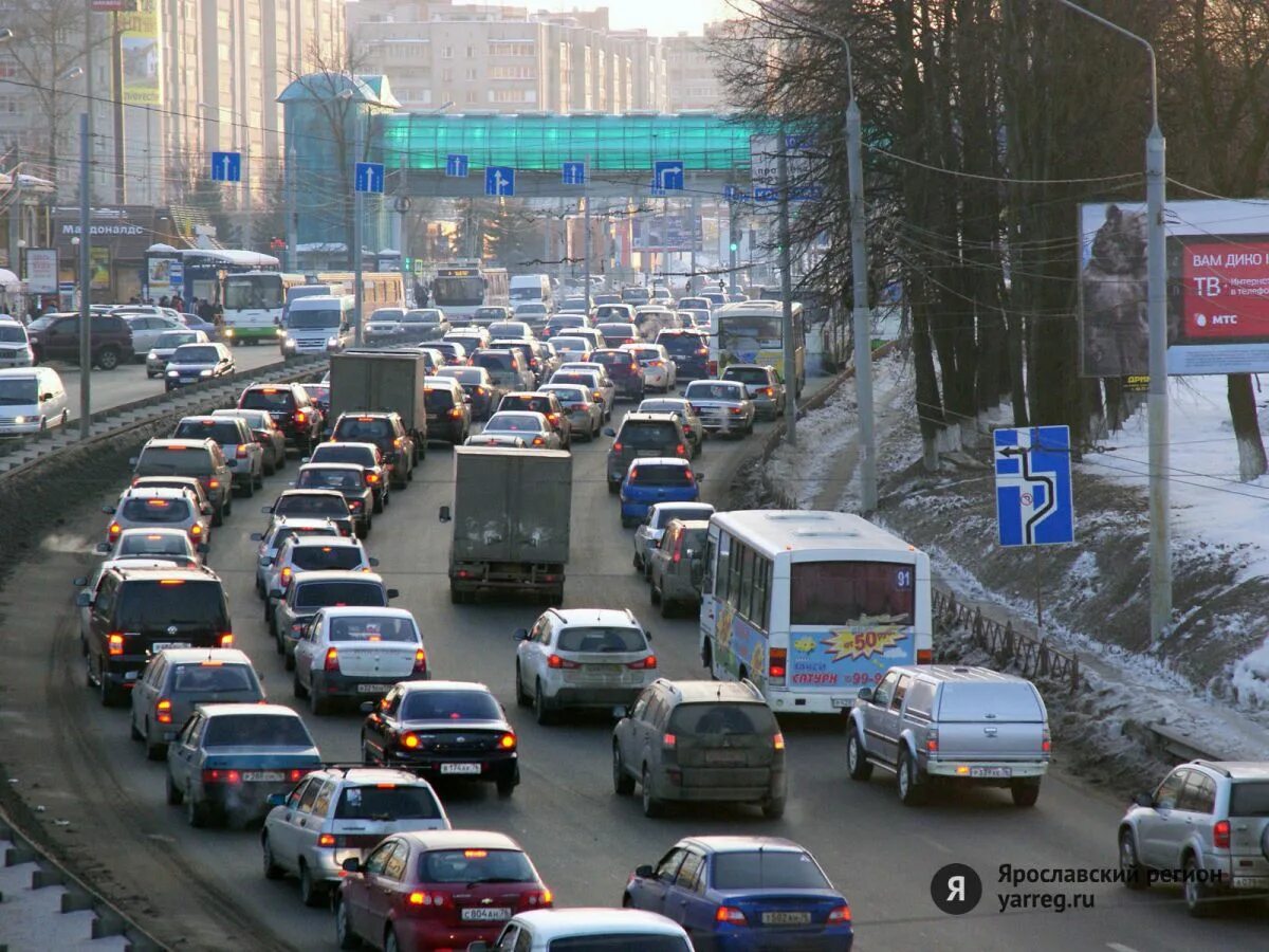 Пробка на Московском проспекте. Ярославль час пик. Ярославль пик Московский проспект. Автомобильный транспорт.