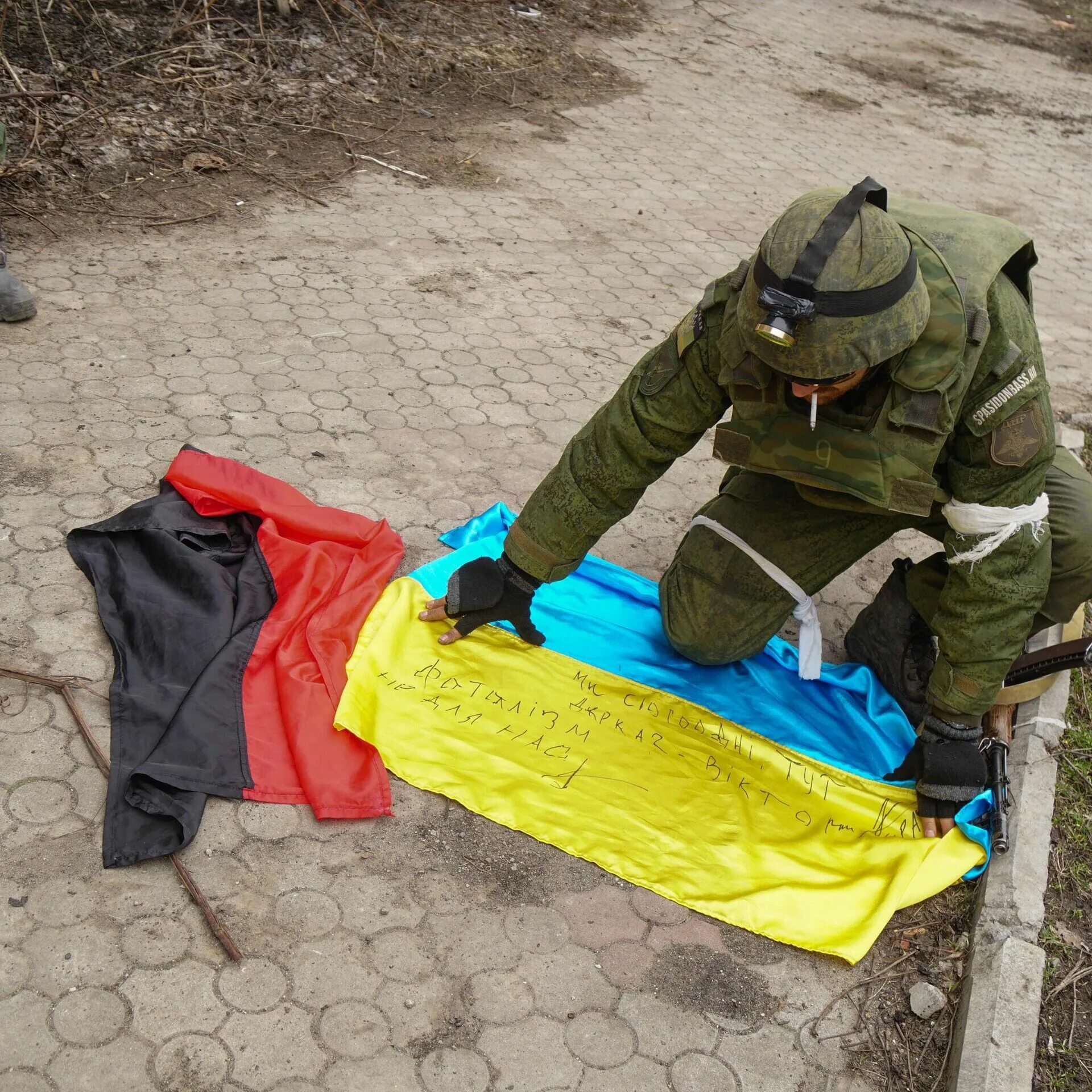 Украина без вранья. Правый сектор Украина 2022. Русский и украинский флаг. Украинский солдат с флагом. Украинские военные с флагом.