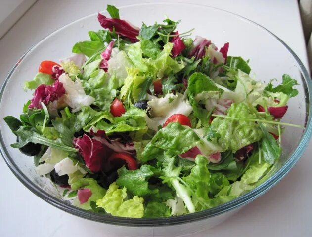 Салат. Салат со смесью салатов. Салат с листьями салата. Салат со смесью салатов. Руккола микрозелень.