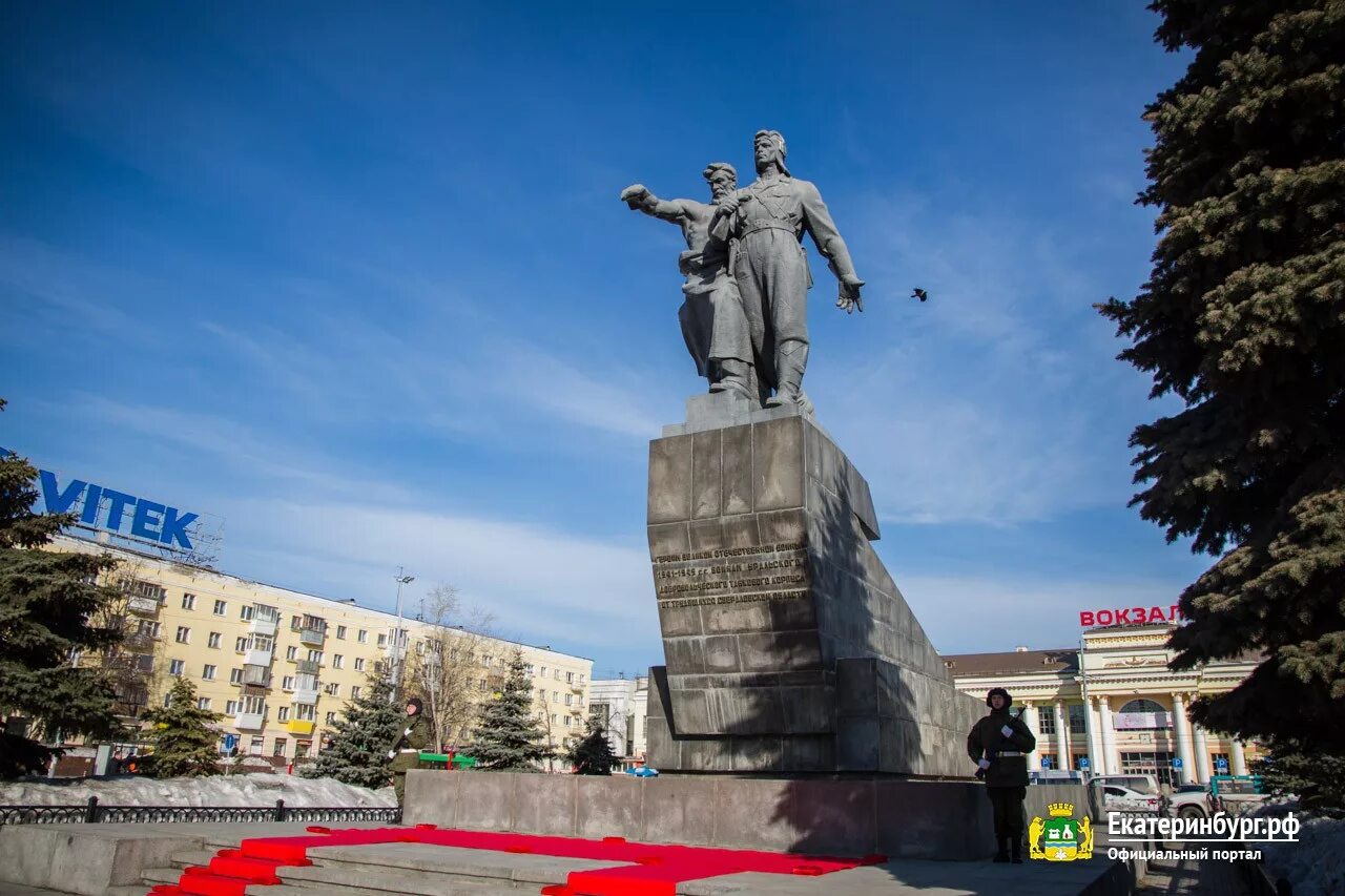 Памятник добровольцам-танкистам в Екатеринбурге. Памятник танковому корпусу в Екатеринбурге. Памятник УДТК В Екатеринбурге. Памятник Уральскому добровольческому корпусу Екатеринбург.