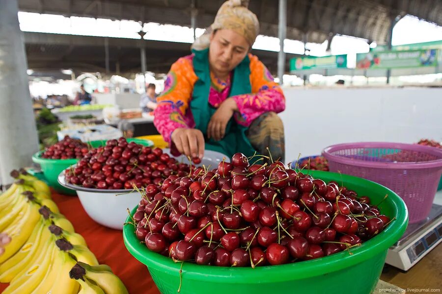 Фрукты ташкента. Черешня Узбекистан. Узбекские фрукты. Узбекистан рынок. Узбекский рынок.