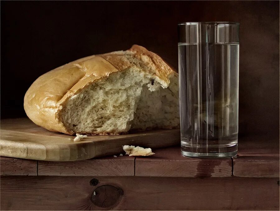 Воды и хлеба дай. Хлеб и вода. Стакан воды и хлеб. Еда с водой хлеб. Пост хлеб и вода.