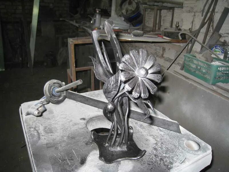 Свободная ковка кузнечный инструмент. Ворота жарптица кованые жар. Мастер класс по ковке металла ярмарка. Кузнец картинка. Подкова кованная.