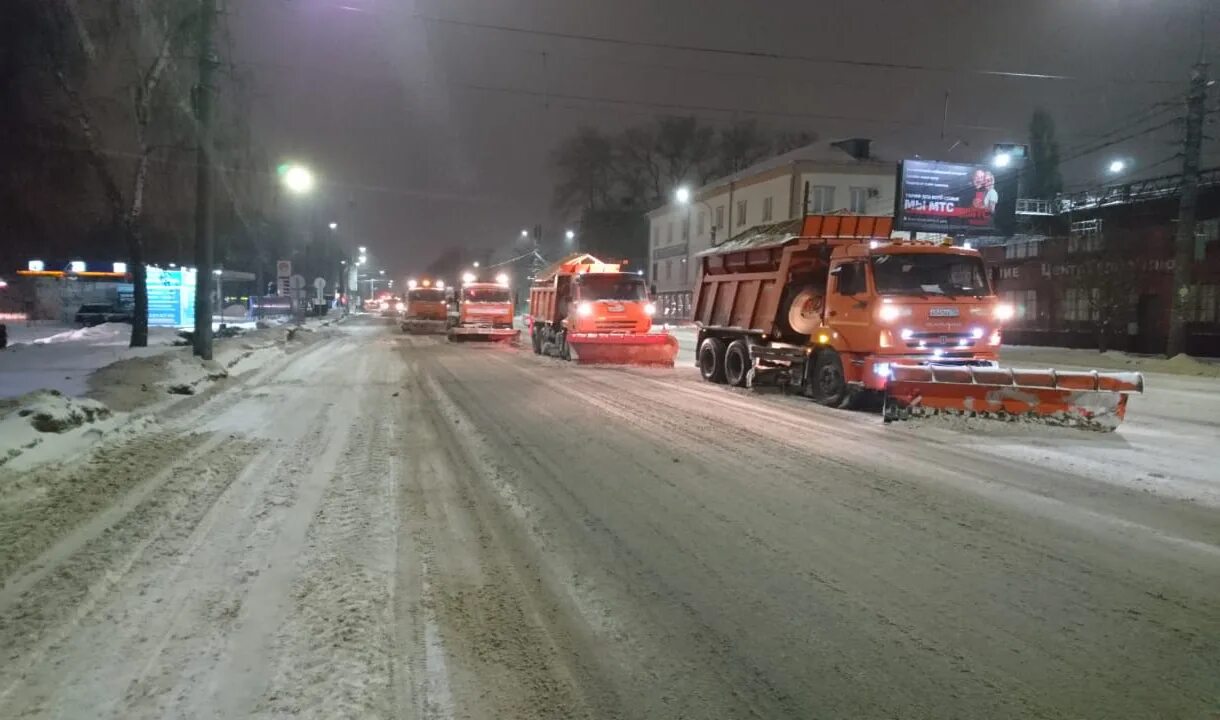 Воронеж снег уборка улиц. Воронеж 2010. Воронеж ночью. Уборка снега ночью Воронеж.