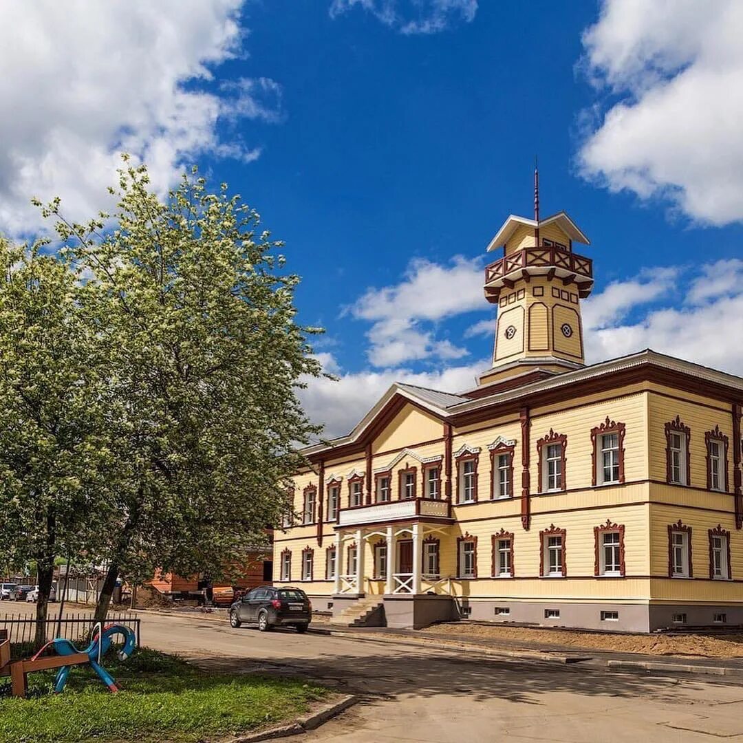 Череповец центр промышленности. Площадь Милютина Череповец. Череповец исторический центр. Здание городской Думы Череповец. Череповецкий Воскресенский монастырь.