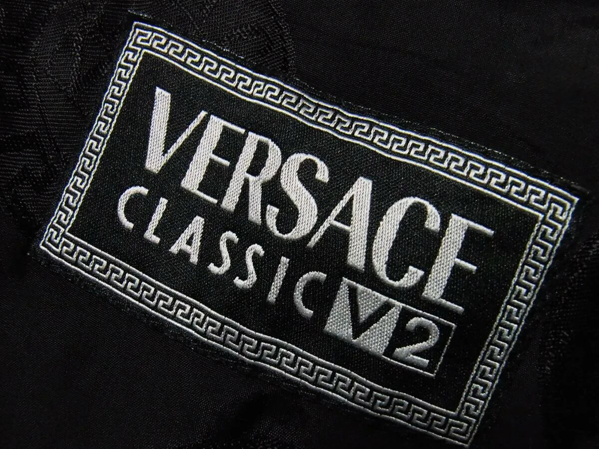 Versace Classic v2 куртка. Версаче Классик v2. Versace Classic v2 джинсы. Versace Classic v2 этикетка. Лейбл стоит