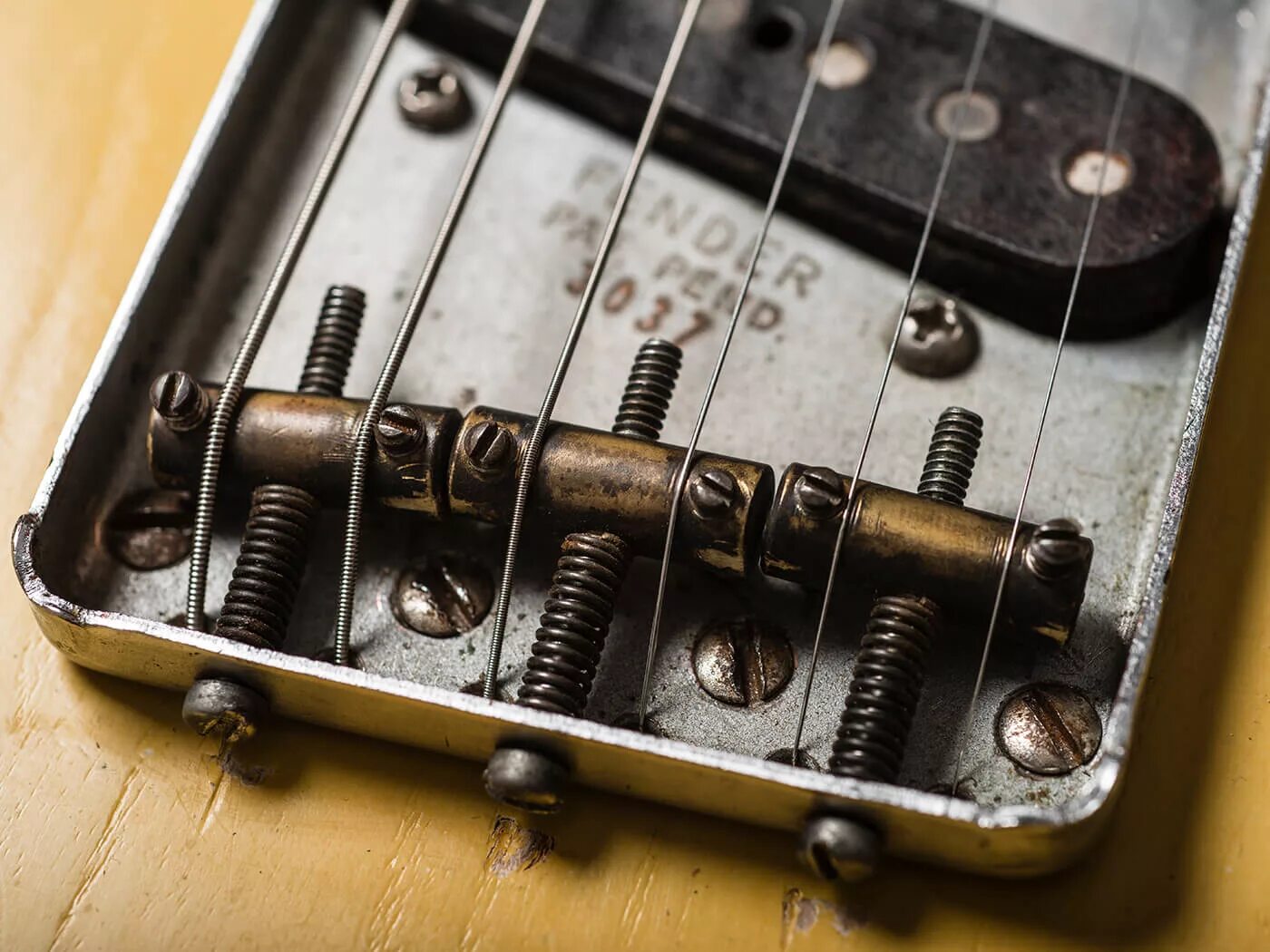 Бридж на русском. Бридж Фендер телекастер. Fender Telecaster бридж. Бридж для электрогитары телекастер. Бридж телекастер медный.