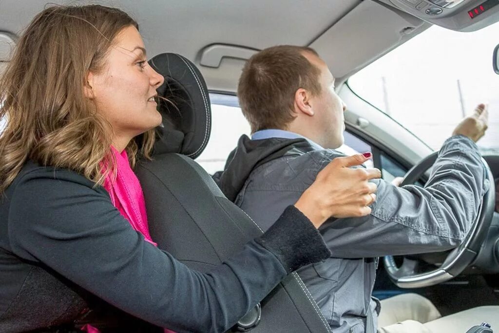 Попутчики в машине. Одиночество женщины. Девушка голосует на дороге. Женщина голосует на дороге. Мужчина делает предложение.