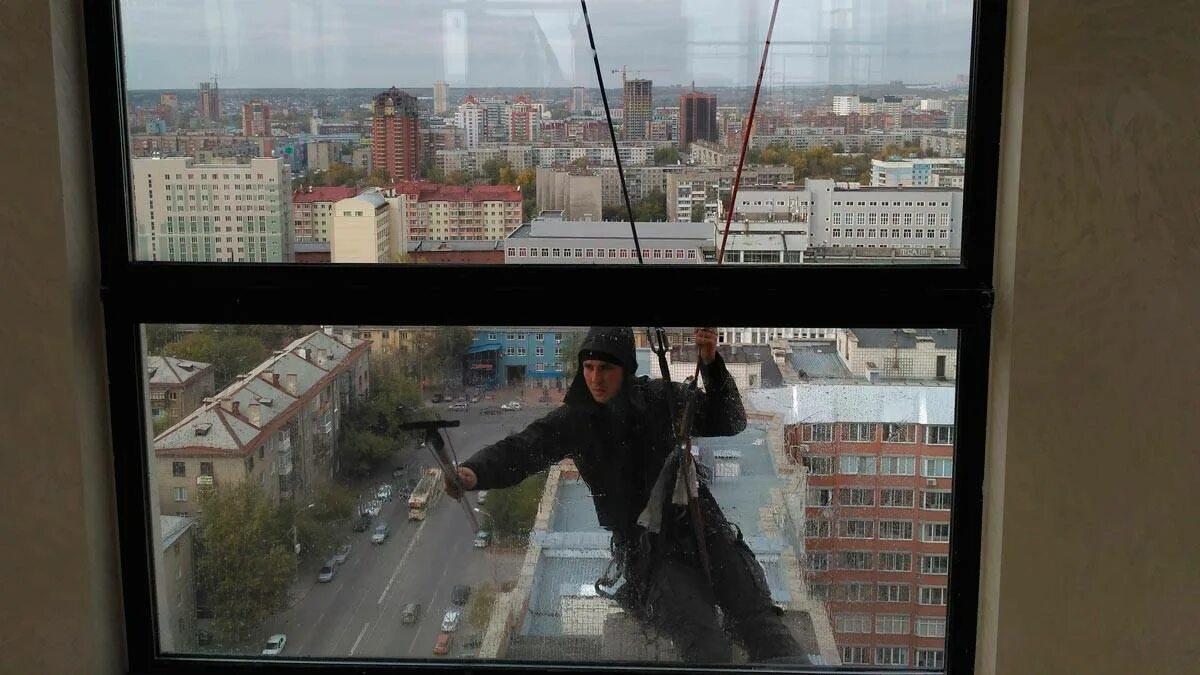 Мытье панорамных окон. Мытье панорамных окон. Мойка окон на высоком этаже. Помыть балконные окна снаружи. Как помыть окно снаружи на высоком этаже.