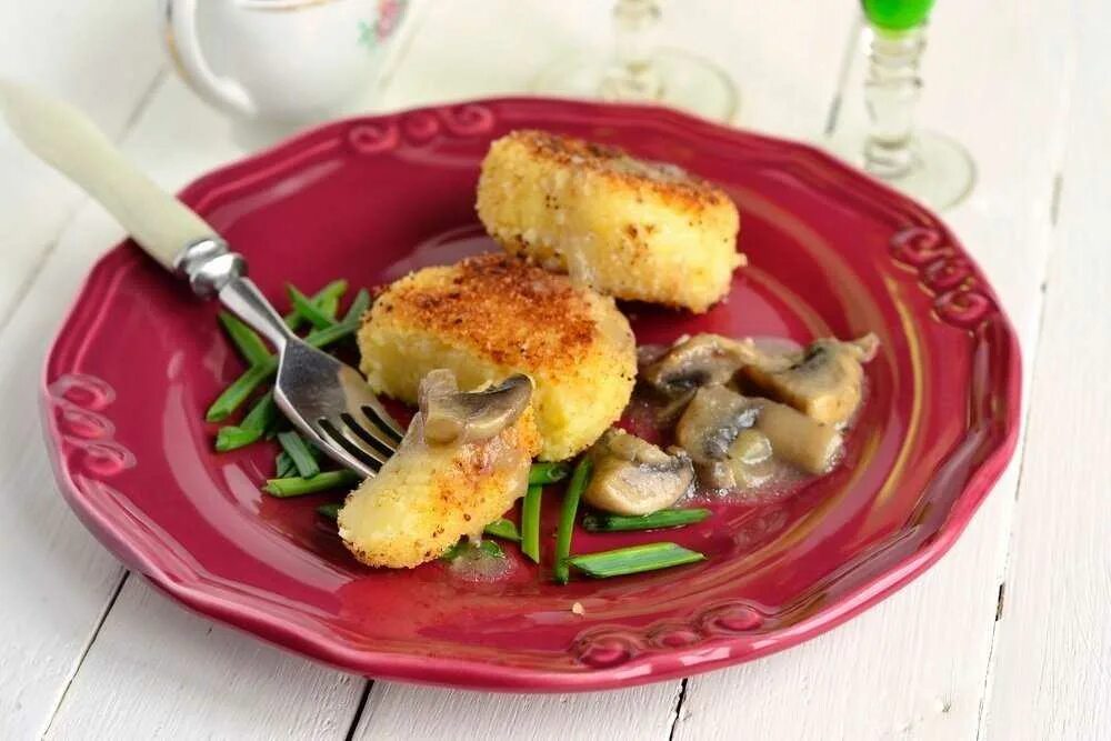 Картофельные котлеты с грибами и луком. Картофельные биточки из пюре. Картофельные котлеты. Бризоль картофельный с грибами. Картофельные клезы с грибами.