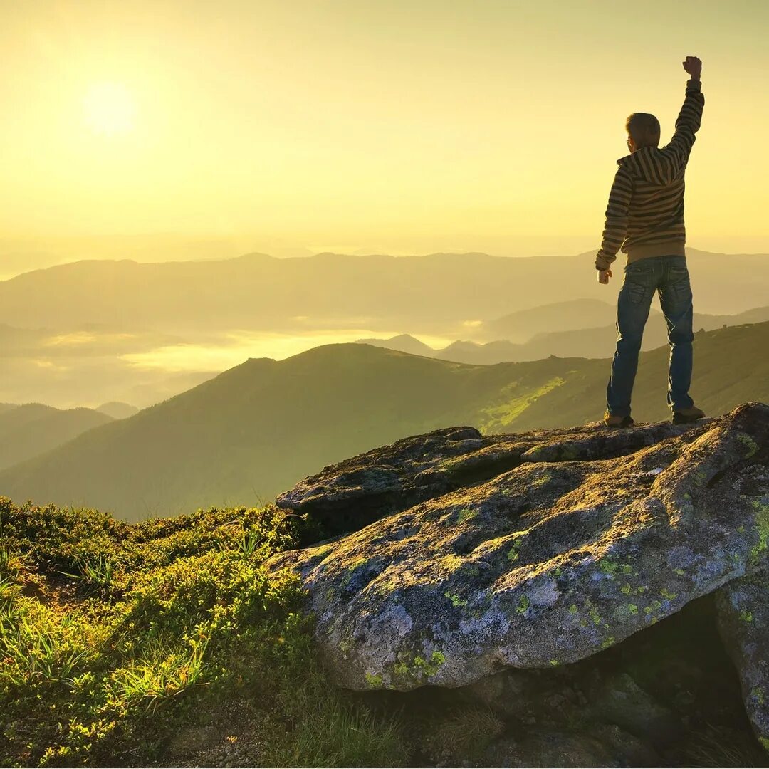 человек на горе. стремление к вершинам. человек на вершине. успех в жизни человека. прорыв к успеху.