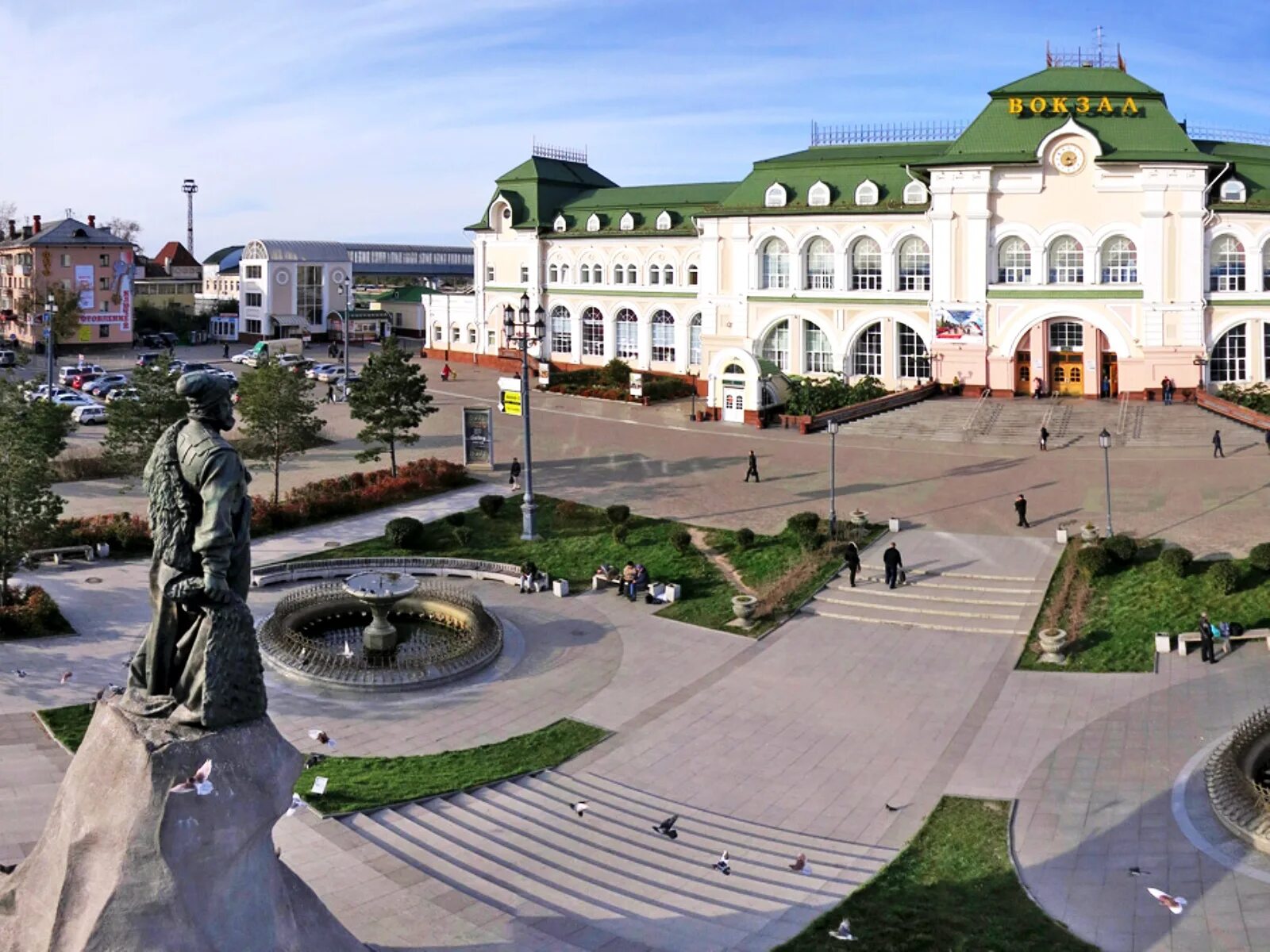 Памятник на ЖД вокзале Хабаровск. Вокзальная площадь Хабаровск. Хабаровск ж/д вокзал и Привокзальная площадь. Привокзальная площадь г Хабаровска.