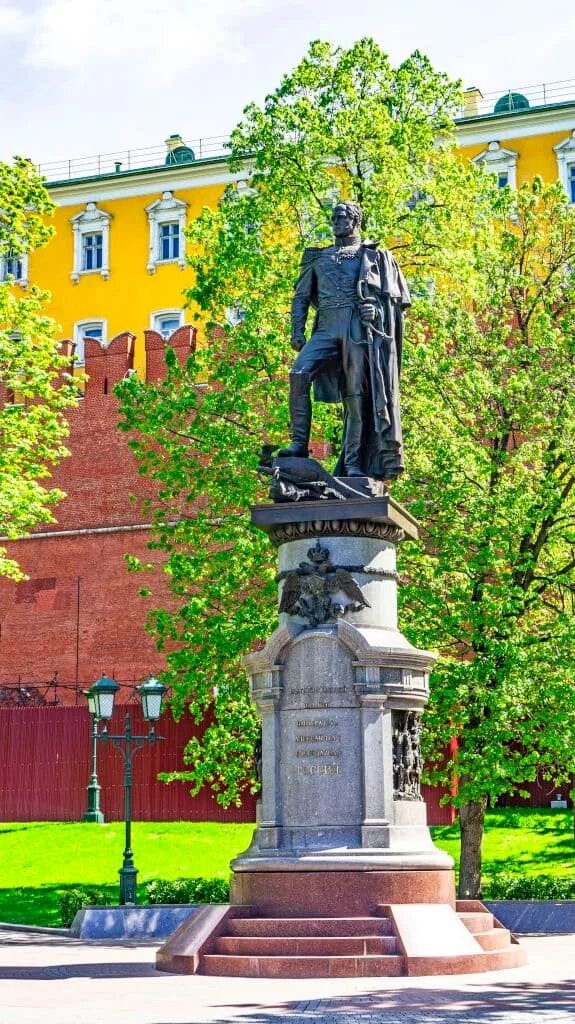 Александровский сад памятник Александру Москва. Памятник Александру 1 в Москве в Александровском. Памятник Александру 1 Щербаков. Памятник александру первому