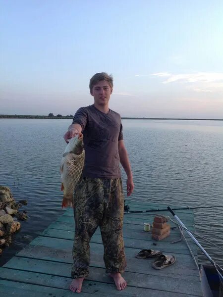 Леха на рыбалке. Песчаный карьер рыбалка. База отдыха астраханская область рыбалка песчаный берег. Рыбалка песчана. Рыболовные базы харабалях.