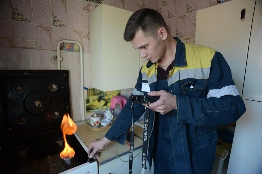 Вологодский газовик ремонтирует газовую плиту. Мингазов айдар сарварович. Мингаз вакансии. Бубны" уп "мингаз". Мингаз.