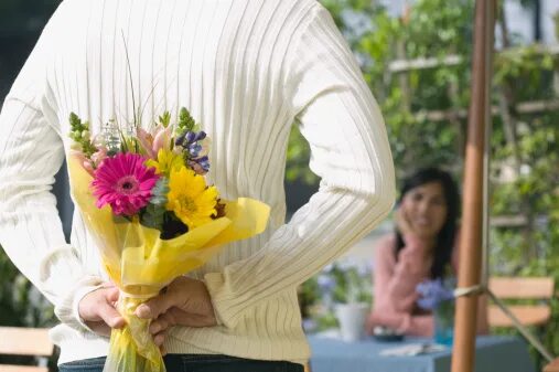 парень дарит девушке цветы. цветы девушке на первом свидании. парень дарит девушке цветы. человек с цветами. цветы подарок для девушки.