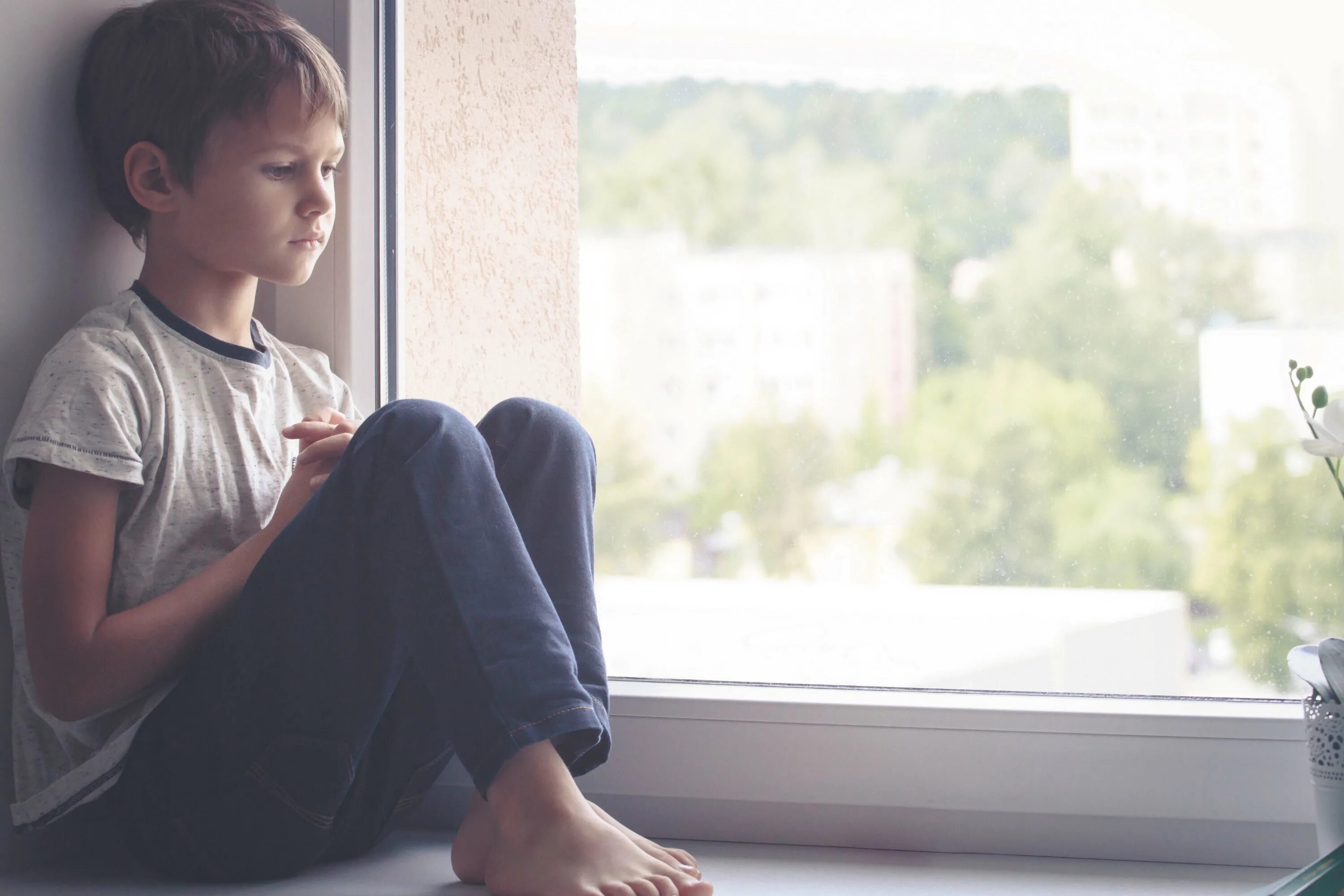 Sad kid. Мальчик у окна. Мальчик на подоконнике. Грустный ребенок. Мальчик сидит.