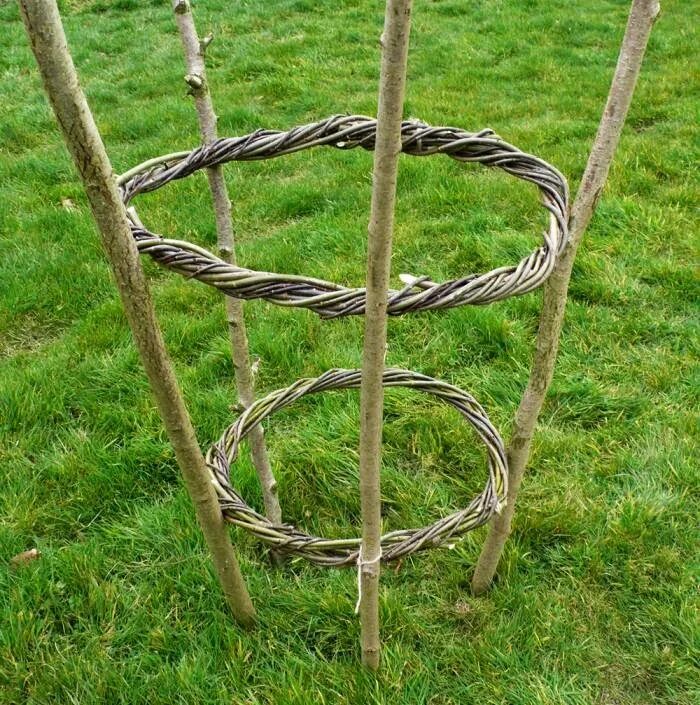 Подставки под лозу. Кустодержатель пирамида для роз. Плетеная подставка. Подставки под лозу. Художественная ковка виноградная лоза.