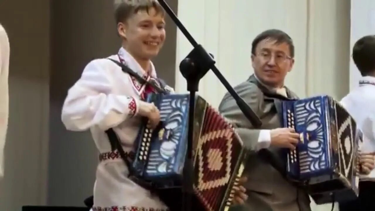 Марийское такмак влак. Эрвел марий ансамбль. марий мурсем ансамбль маргу. марий такмак влак гармонь. марий муро-влак.