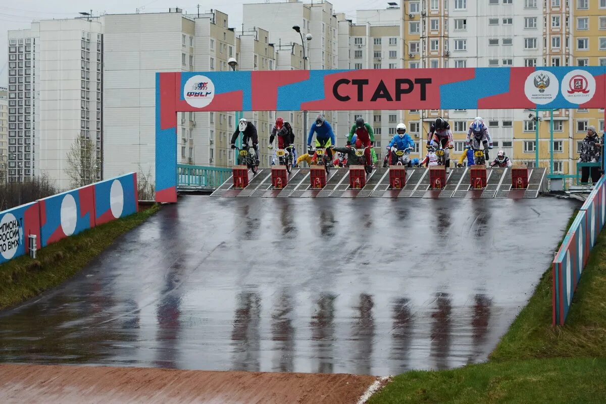 Старт в контакте. Дюссельдорфский парк. Дюссельдорфский парк в Москве. Мероприятия день России Дюссельдорфский парк экскурсия. Дюссельдорфский парк перевернутый человек.